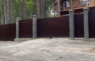 Заборный блок с цветным щебнем 300х300х200 мм