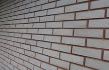 Цоколь - бесшовные панели с рельефным камнем.