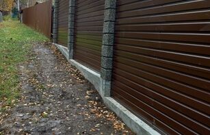 Заборный блок с цветным щебнем 300х300х200 мм