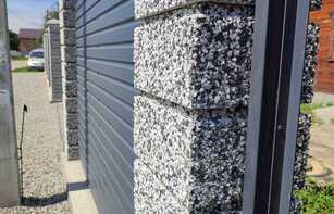 Заборный блок с цветным щебнем 300х300х200 мм