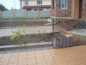 Брусчатка классическая (въездная зона) и брусчатка арбатская: рыжая и серо-черная