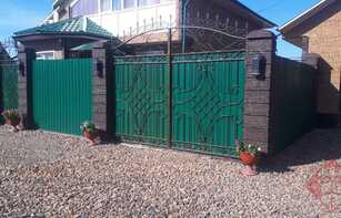 Заборный блок с цветным щебнем 300х300х200 мм