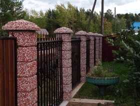Заборные блоки красно-белый