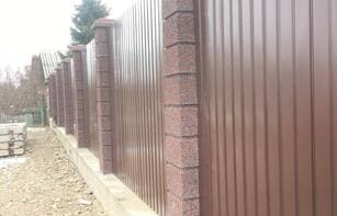 Заборный блок из окрашенного щебня 400х300х200 мм