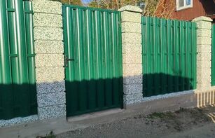 Заборный блок с цветным щебнем 300х300х200 мм