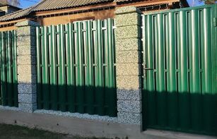 Заборный блок с цветным щебнем 300х300х200 мм