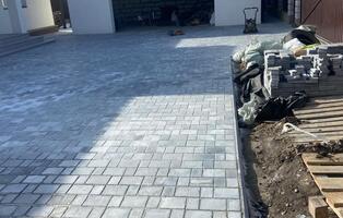 Старые камни тёмно-серый