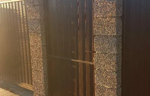 Заборный блок из окрашенного щебня 400х300х200 мм