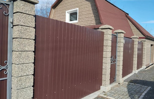 Заборный блок из окрашенного щебня 400х300х200 мм