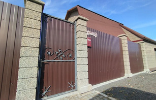 Заборный блок из окрашенного щебня 400х300х200 мм